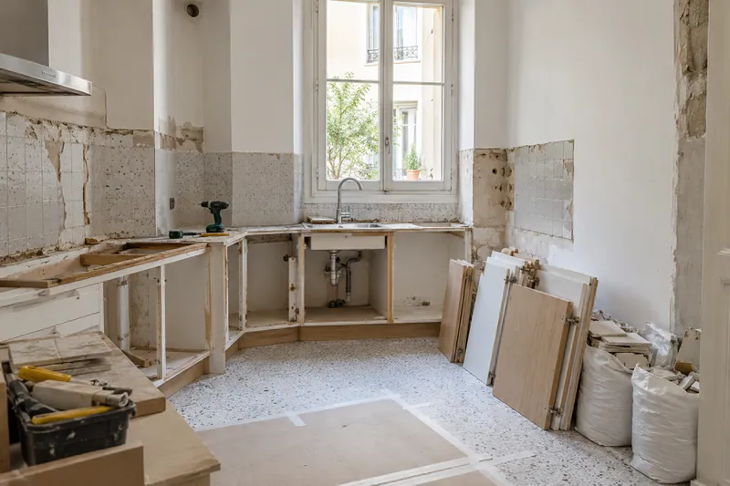 Visualización conceptual IA: Retirada de muebles y revestimientos al comienzo de una reforma de cocina.
